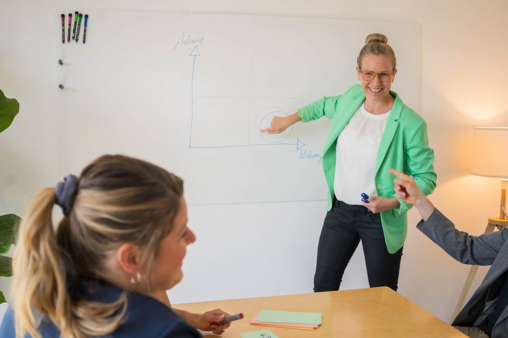 Lisa von tgim steht am Whiteboard