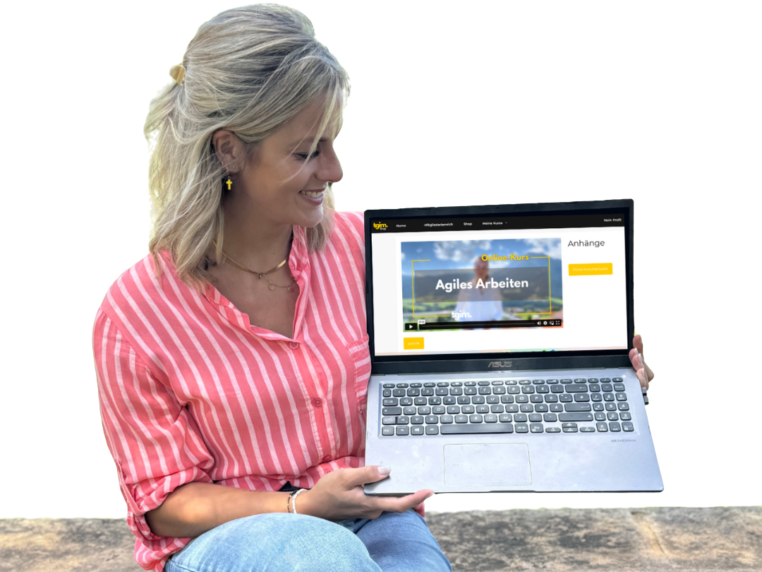 Sabine von tgim hält einen Laptop mit einer Vorschau zu den Online-Kursen