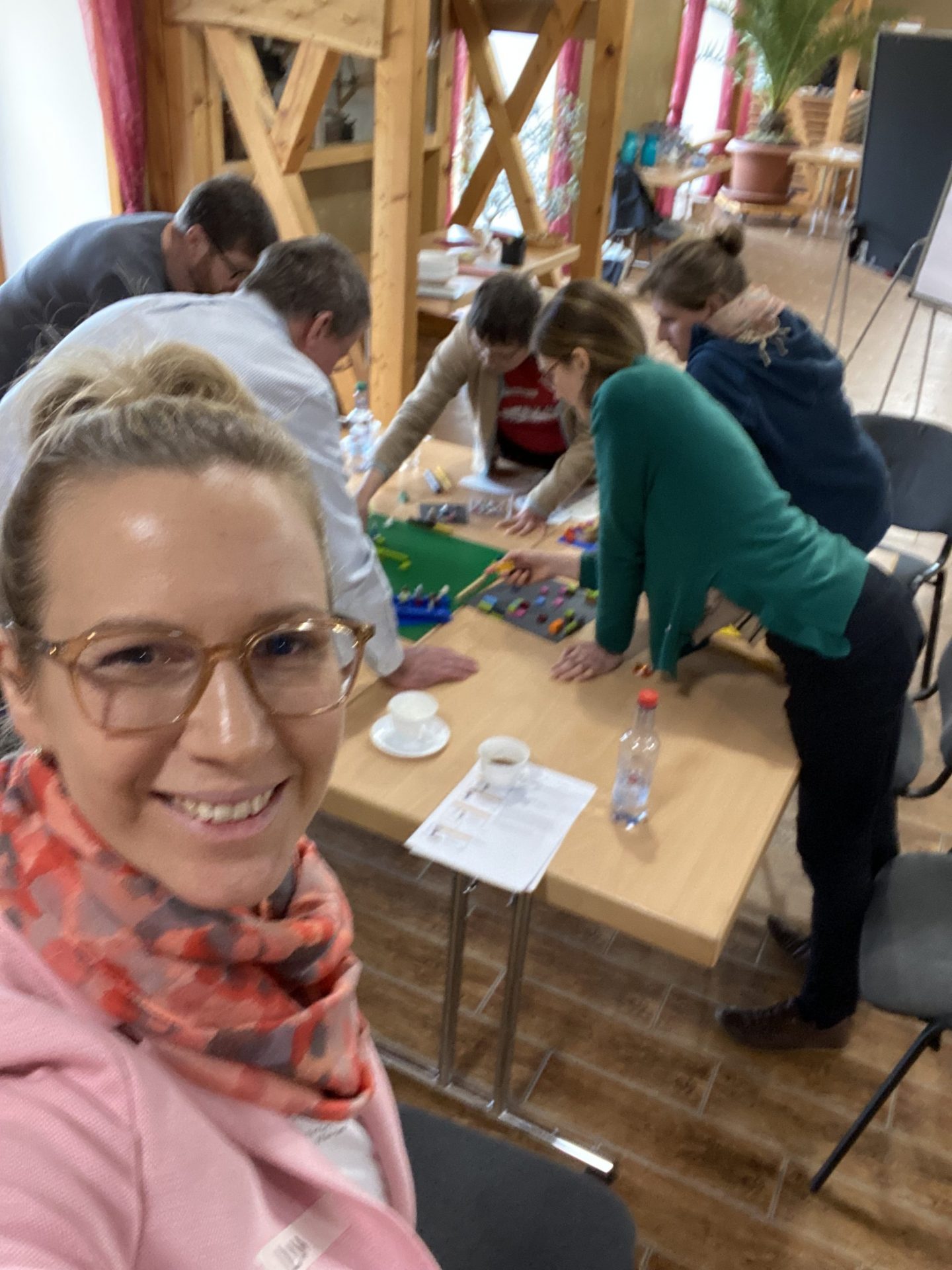 Lisa moderiert einen Workshop.