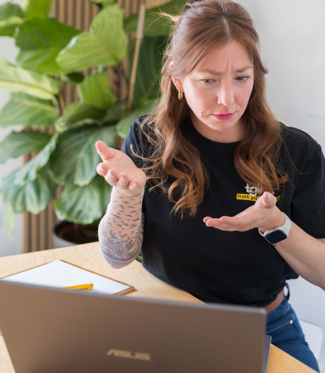 Tanja von tgim sitzt im Interview vor dem Laptop