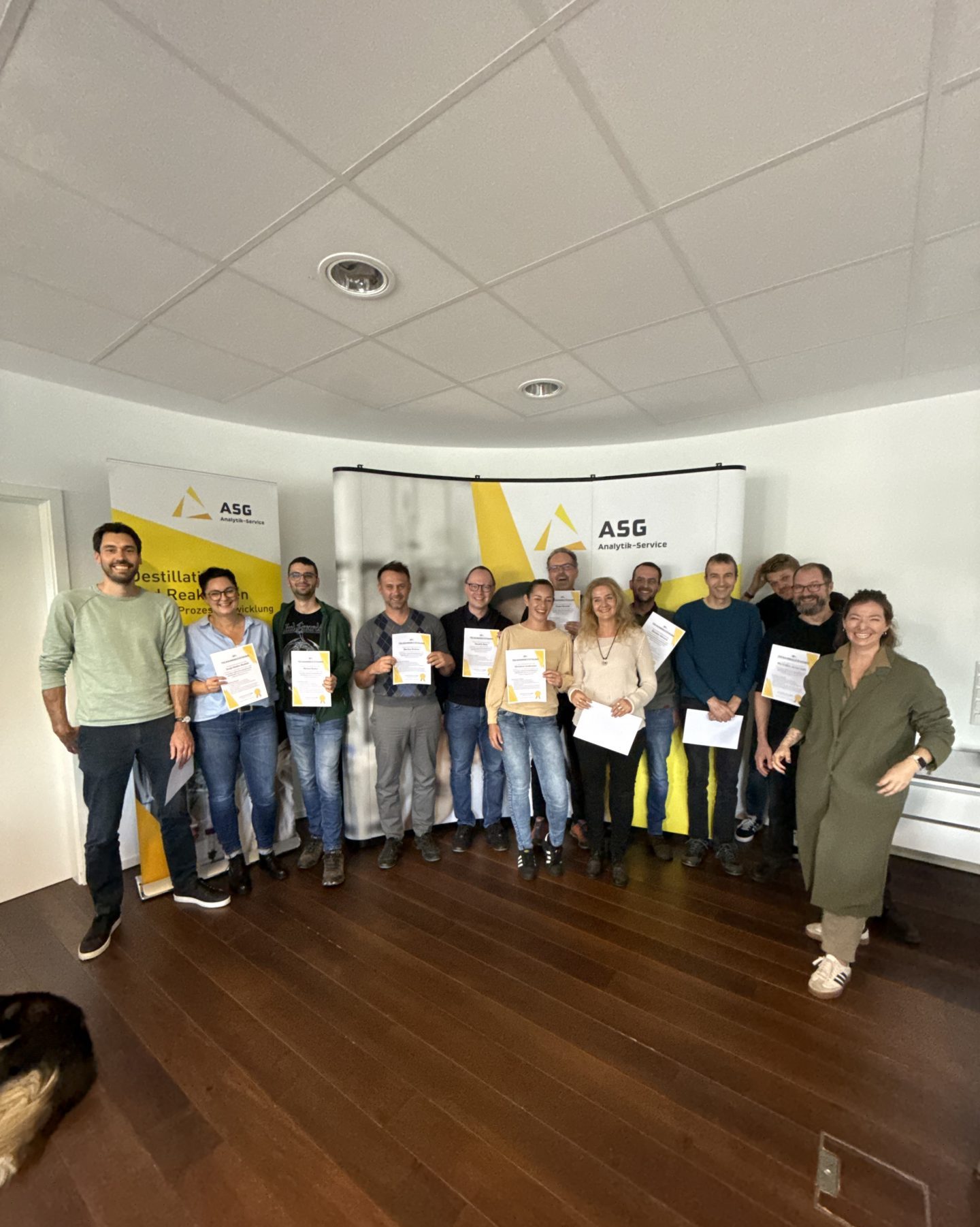 Die Teilnehmer vom OKR-Training halten ihre Abschlussurkunden