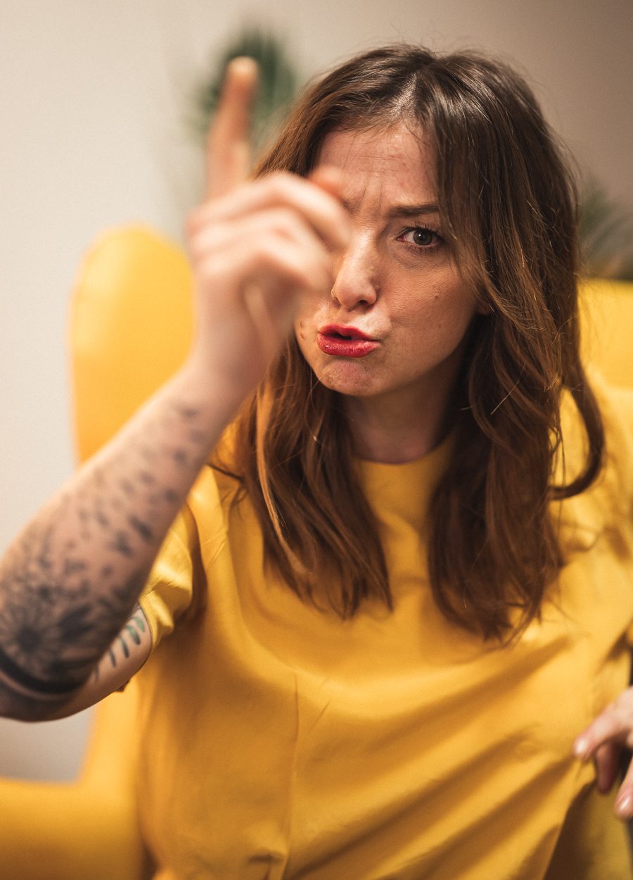 Führungskonflikt: Frau weist energisch zurecht – Sinnbild für ungelöste Spannungen und Entscheidungsstau